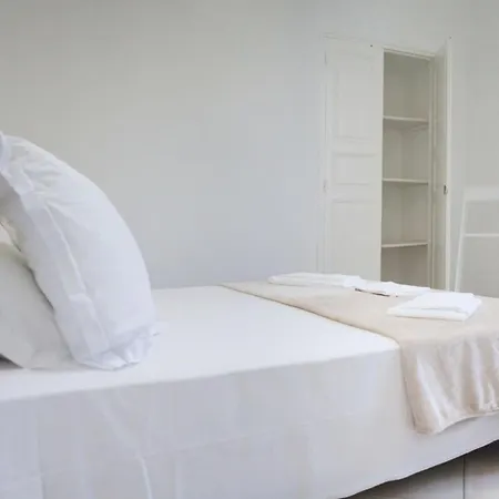 Apartment Serafini - Historic Center Modern - By Tgb