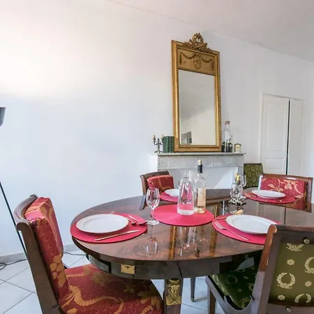 Apartment Serafini - Historic Center Modern - By Tgb